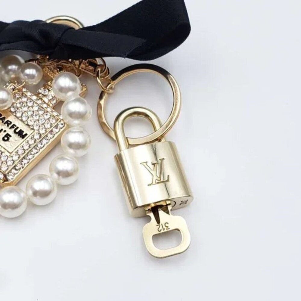 Authentic Louis Vuitton Gold Padlock 🔒 Shiny LV Key + Bag Unbranded Charm - Picture 5 of 7